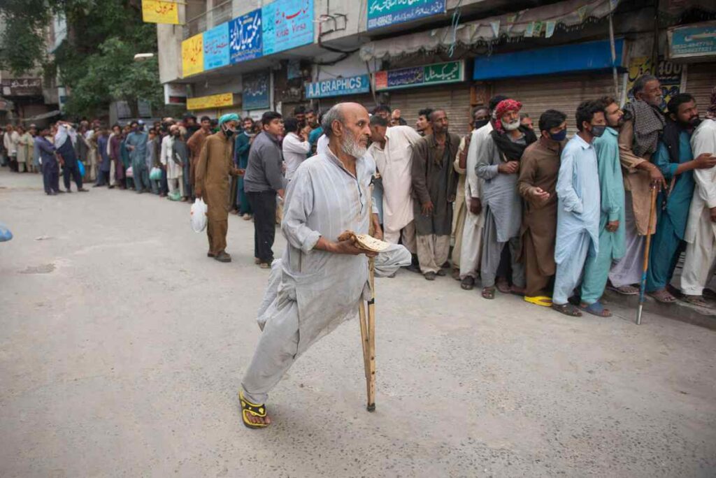 Pakistan worldecho.net people in queues